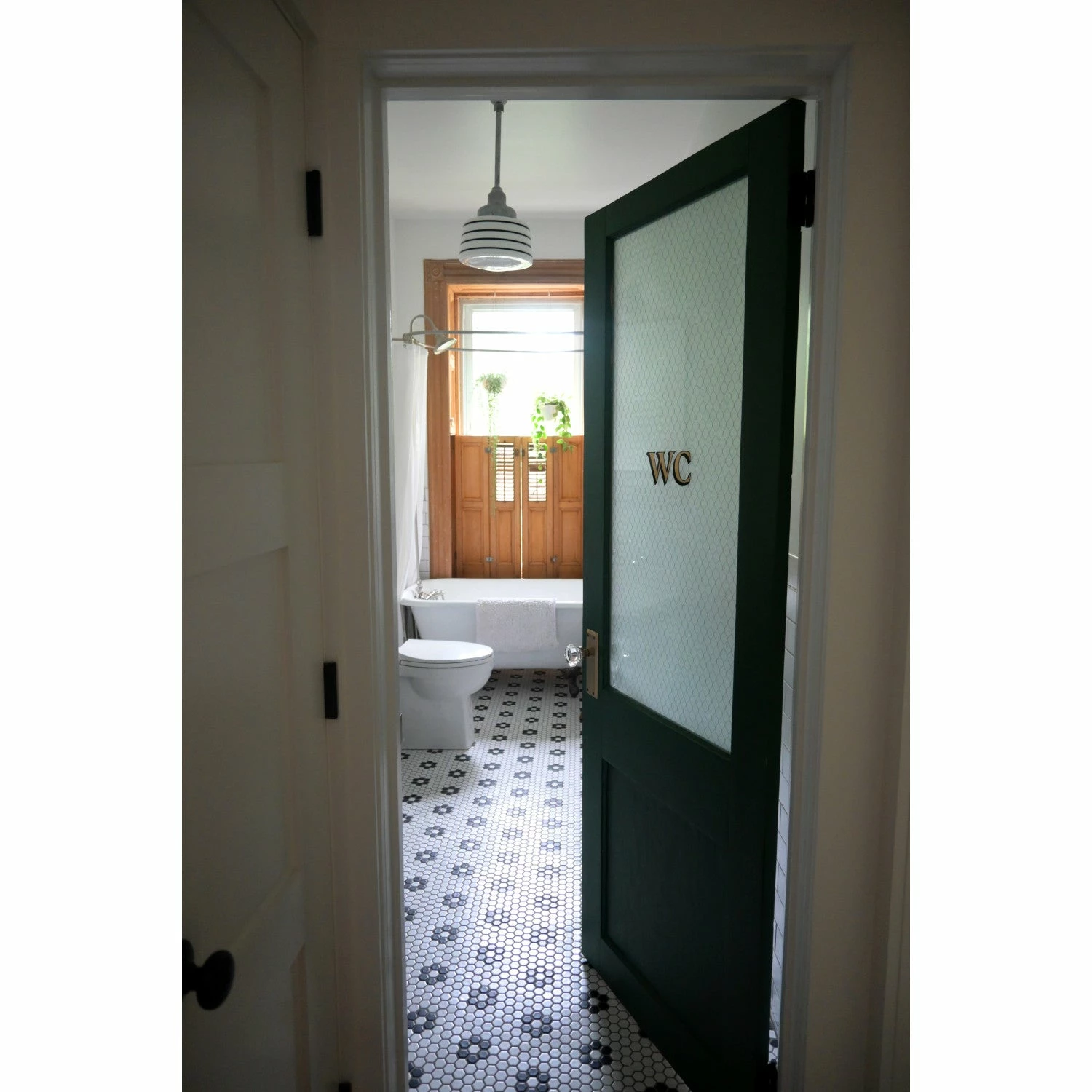 Aqua Eden VCT3D603019NT5 60-Inch Cast Iron Roll Top Clawfoot Tub With 3-3/8 Inch Wall Drillings, White/Oil Rubbed Bronze - Image 16