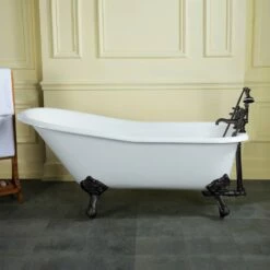 Aqua Eden VCT7D6630NF0 67-Inch Cast Iron Single Slipper Clawfoot Tub With 7-Inch Faucet Drillings, White/Matte Black